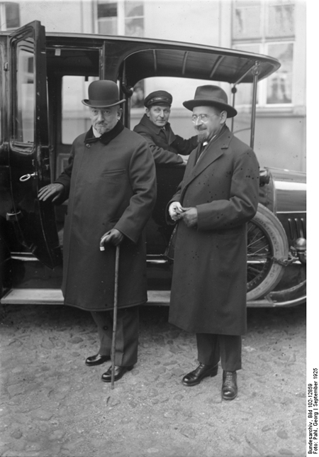 Der russische Außenminister Tschitscherin (links) und der russische Botschafter Krestinski (rechts) vor einem Besuch im Auswärtigen Amt, Berlin (September 1925)